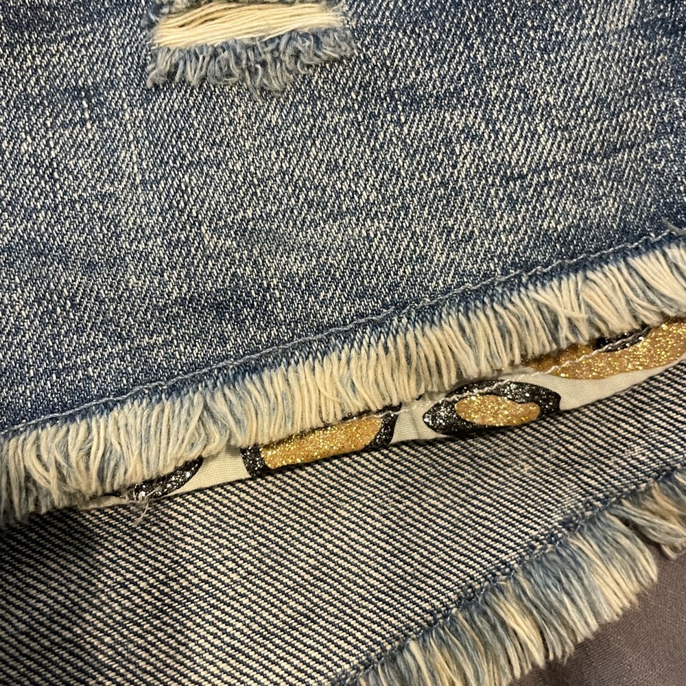 H&M women’s jean shorts. Glitter leopard print inside pocket detail. Size 4. NWT - Picture 3 of 7